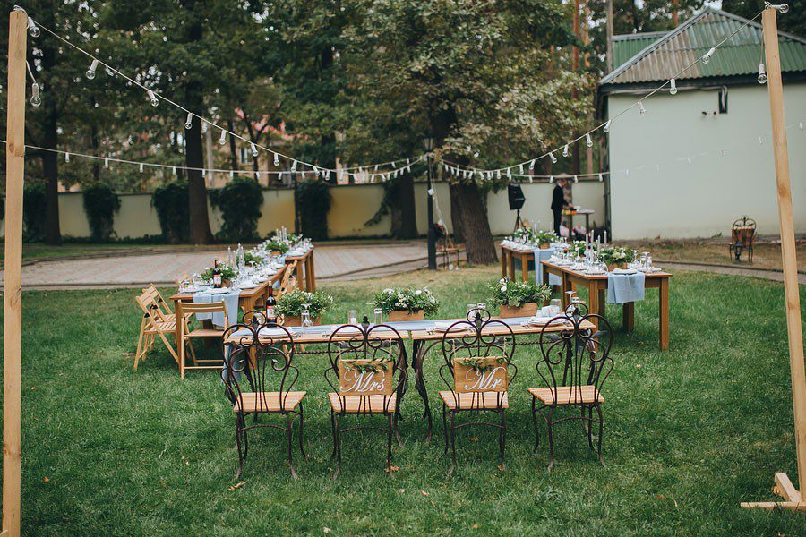 LEARN THE KNACK OF HOSTING A BACKYARD PARTY